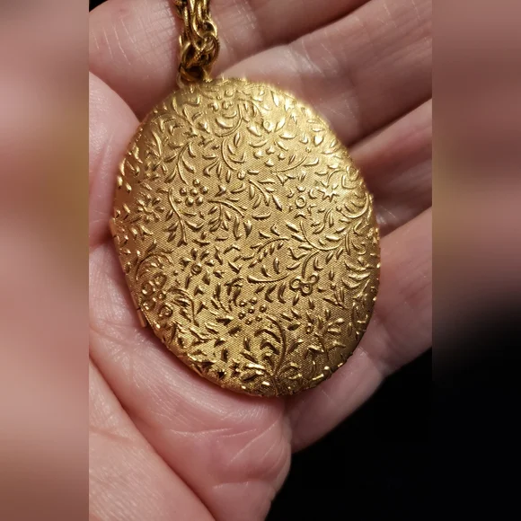 Gold Trifari "Gold Crown" Vintage Mourning Locket Necklace In Perfect Condition. - Picture 7 of 7